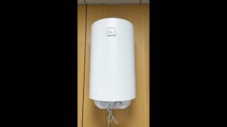 Scaldabagno elettrico istantaneo con accumulo di acqua calda
